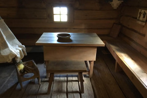 Inside-early-19th-century-Russian-peasant-home-2